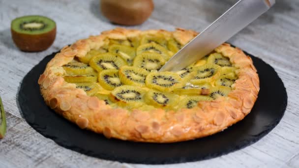 Open pie Galette with a kiwi — Stock Video