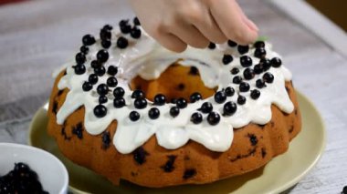 Ev yapımı lemoncake ahşap rustik arka plan üzerinde yaban mersini ile süsleyin.
