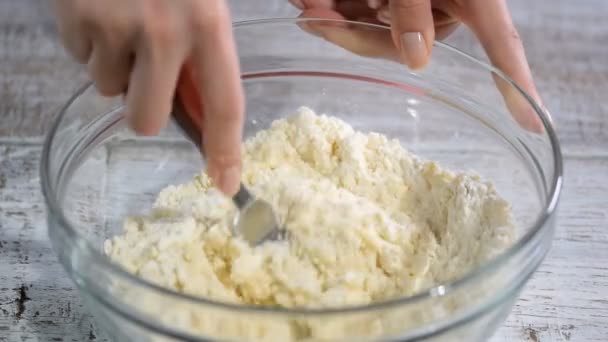 Нарезание масла в муку, чтобы сделать тесто . — стоковое видео