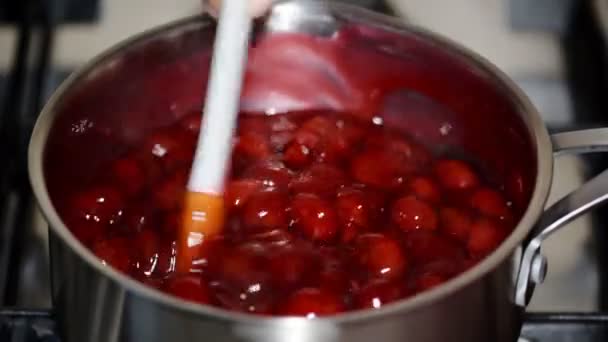 Faire le remplissage de cerises pour le gâteau. Processus de cuisson . — Video