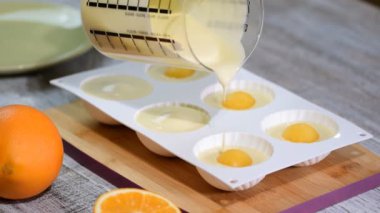 Pasta şefi ile sıvı köpük silikon kalıp doldurma. Pasta silikon kalıba dökme yakın çekim. Şekerleme imalatında tatlılar.