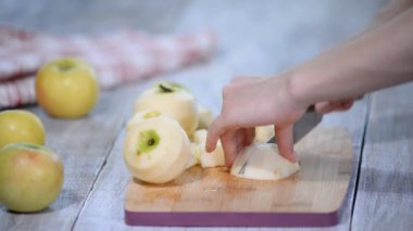 Kesme elma dilimleri üzerinde. Elmalı pasta pişirme için malzemeler hazırlanıyor.