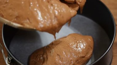 Yemek pişirme içine dökülen kek hamuru. Ev pişirme. Kadın yuvarlak fırın tava içine hamur dökün