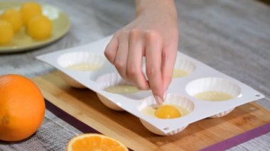 Adım adım. Doldurma orange ile modern mousse kek yapma.