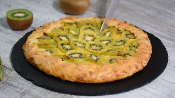 Torta aperta Galette con un kiwi . — Video Stock