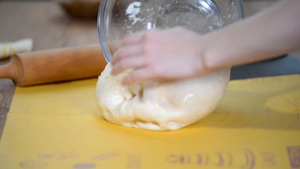 Bäckerin schneidet rohe Teigrolle mit Mehl auf dem Tisch in Stücke. — Stockvideo