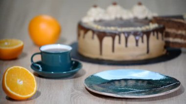 Parça çikolatalı bisküvi pasta plaka üzerinde.