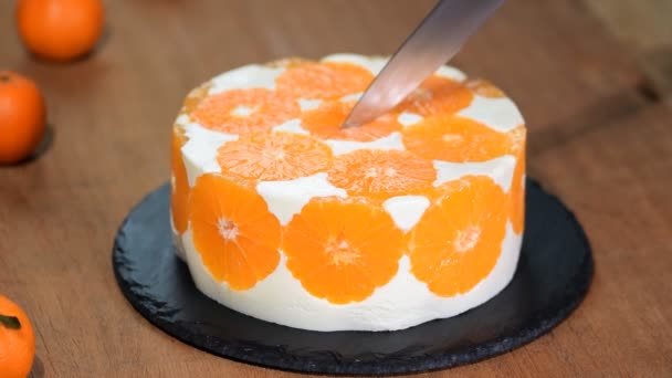 Couper le gâteau à la mousse orange . — Video