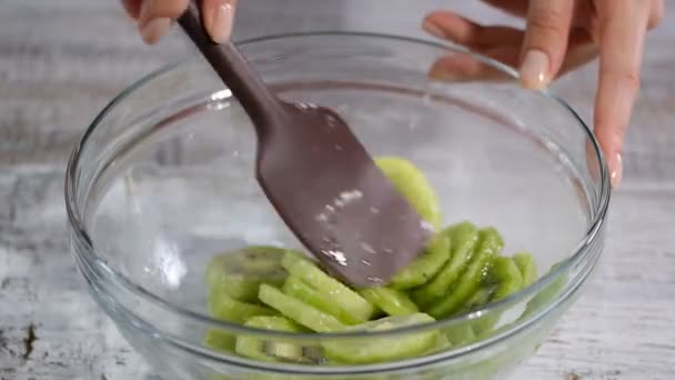 Donna che fa il ripieno di kiwi in cucina. Processo di cottura — Video Stock