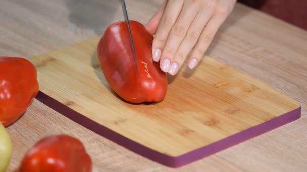 Cortar o Bell Pepper. Chef prepara legumes frescos. Cozinhar, conceito de nutrição saudável — Vídeo de Stock