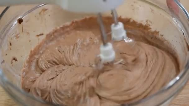 믹서와 초콜릿 케이크 반죽을 만들기. — 비디오