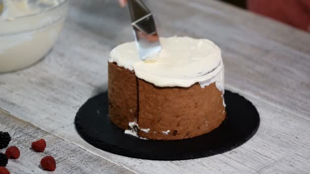 Postup zdobení dortu krémem krytem. — Stock video