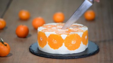 Turuncu Mousse kek kesme.