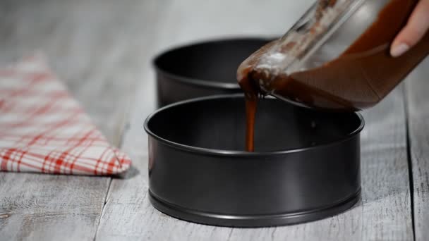 Verser la pâte au chocolat dans la casserole . — Video