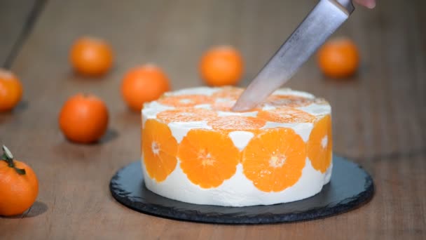 Vágás a narancssárga Mousse torta. — Stock videók