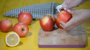 İşlem kesme taze elma kabuğu. Diyet gıda hazırlama. Peel elma kesilmiş eller.