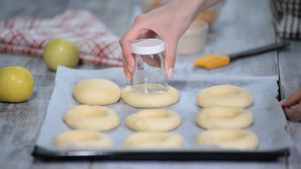 Pasta di lievito dolce cruda su un tavolo di legno. Preparazione per la cottura. Il concetto di chef e cottura . — Video Stock