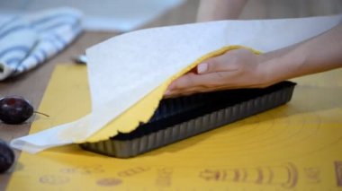 Hamur şekil pişirme bir tart koyarak.