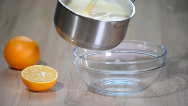 Hälla vaniljsås i glas skålen. Hemmagjord bakelse vanilj vaniljkräm. — Stockvideo