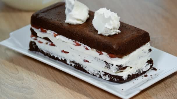 Виготовлення шоколадного торта зі свіжою полуницею . — стокове відео