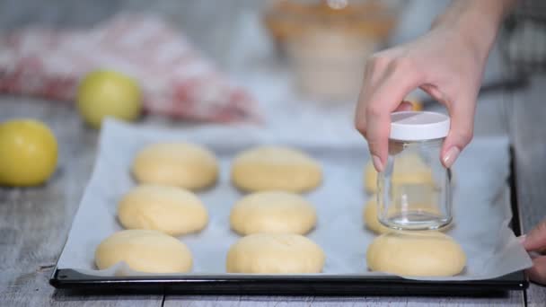 Pasta di lievito dolce cruda su un tavolo di legno. Preparazione per la cottura. Il concetto di chef e cottura . — Video Stock