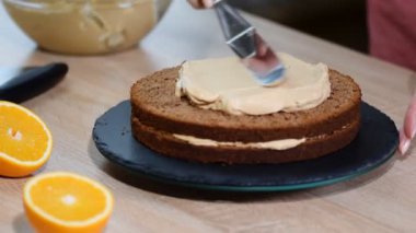 Pudra kadın katlı pastayı montaj.