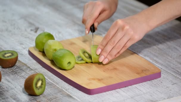 Ruční řezání kiwi s nožem, zblízka — Stock video