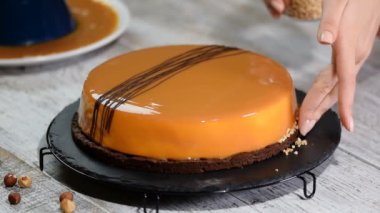 El ile bir fındık karamelli mus kek süslemeleri.