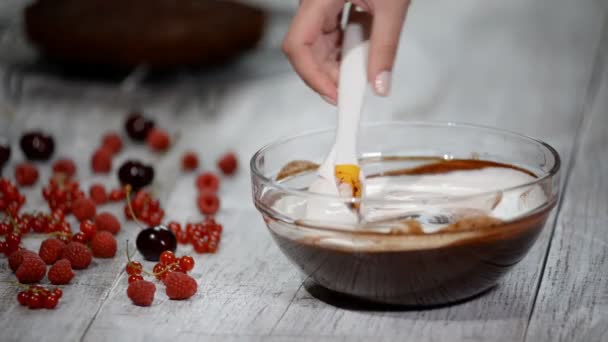 Csokoládé mousse elkészítése. Hogy mousse torta. — Stock videók