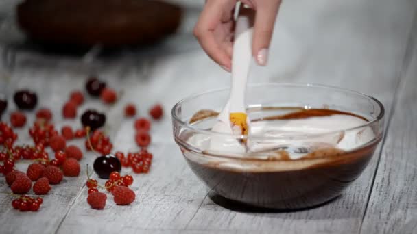 Bereiding van chocolade mousse. Making mousse taart. — Stockvideo