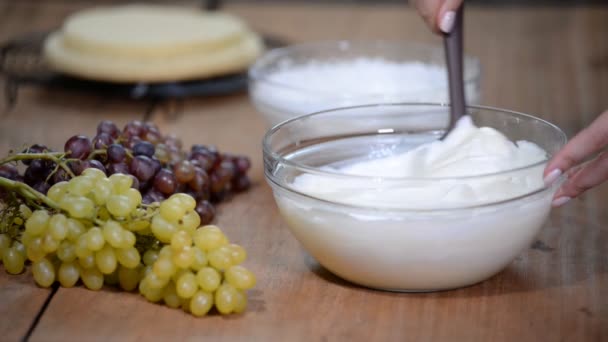 Passo dopo passo. Preparare la mousse per la torta. Processo di cottura . — Video Stock