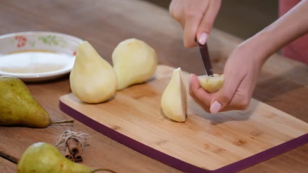 Koken geheimen - uitpakken van de kern van een peer of appel met een mes. — Stockvideo