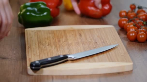 Cortar o Bell Pepper. Chef prepara legumes frescos. Cozinhar, conceito de nutrição saudável . — Vídeo de Stock