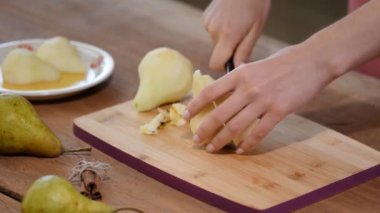 Armut veya elma çekirdeği bir bıçakla açılan sırları - pişirme.