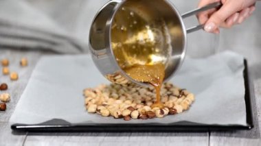 Fındık dökerek karamel. Adım adım. Pralin mutfak yapma