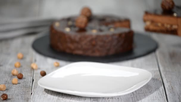 Pièce du gâteau à la mousse française avec glaçage au chocolat. Pâtisserie à gâteau européenne moderne . — Video