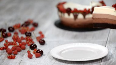 Bir parça kek, üç parça çikolata..