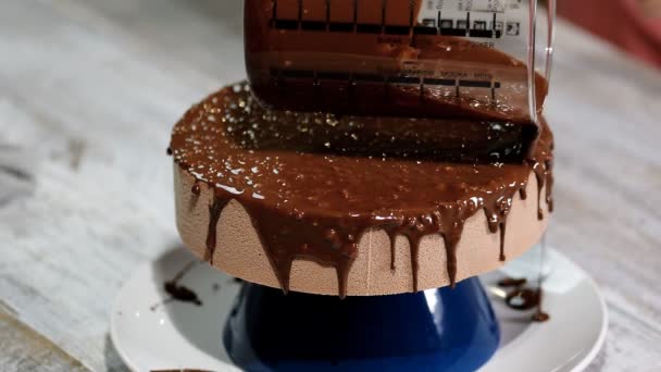 A cereja de chocolate no bolo de bolo.Modern mousse francesa com esmalte de chocolate . — Vídeo de Stock