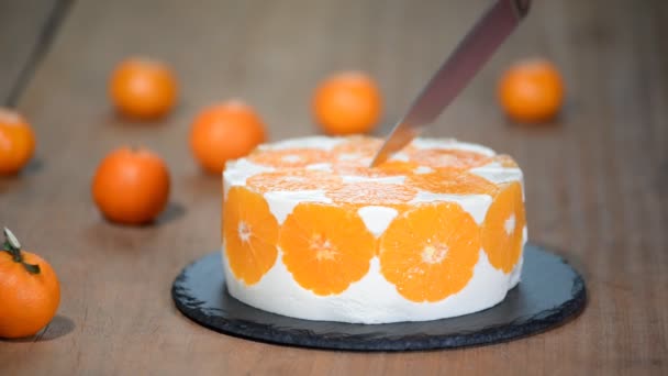 Couper le gâteau à la mousse orange. Gâteau maison en mousse mandarine . — Video