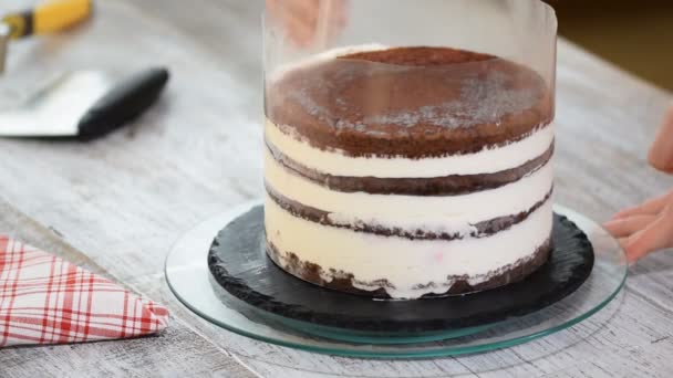 Procesie podejmowania ciasto wiśniowe czekoladowe. — Wideo stockowe
