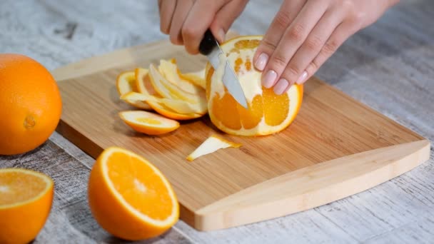 Naranja Pelado Sobre Tabla Cortar Madera — Vídeos de Stock