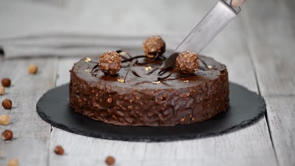 Snijden Frans mousse cake met met chocolade glazuur. Moderne Europese Cakegebak. — Stockvideo