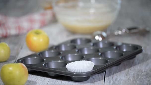 Formulaires en papier vides pour muffins et cupcakes dans un plateau métallique . — Video