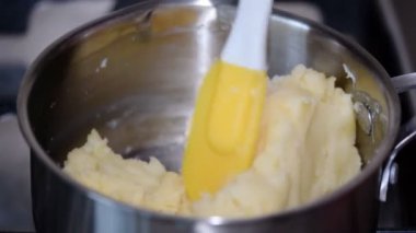 Choux pasta karıştırarak el. Adım adım choux pasta yapma.