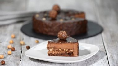 Çikolata sır ile ile Fransız mousse kek parçası. Modern Avrupa kek pasta.