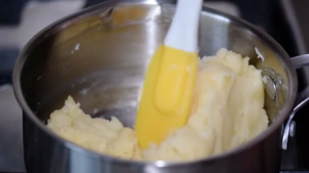 Vrouwelijke hand roeren van soezendeeg. Stap voor stap maken van choux gebak. — Stockvideo