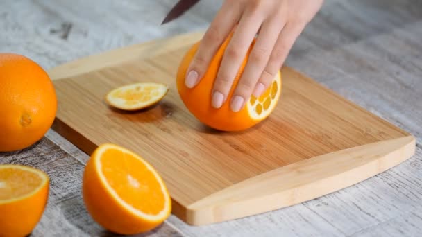 Naranja pelado sobre tabla de cortar de madera . — Vídeo de stock