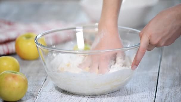 Bäcker kneten Teig in Mehl in einer Glasschüssel. Süße Brötchen backen. — Stockvideo