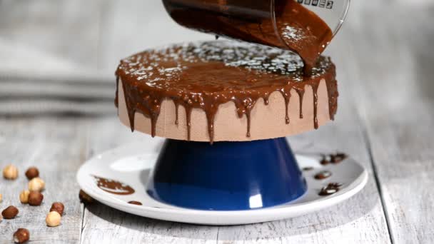 Froasted 케이크에 초콜릿 장식입니다. 현대 프랑스 무스 케이크와 초콜렛 유약. — 비디오