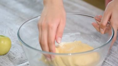 Baker bir cam kapta unu yoğurma hamur eller. Tatlı çörekler yapma.